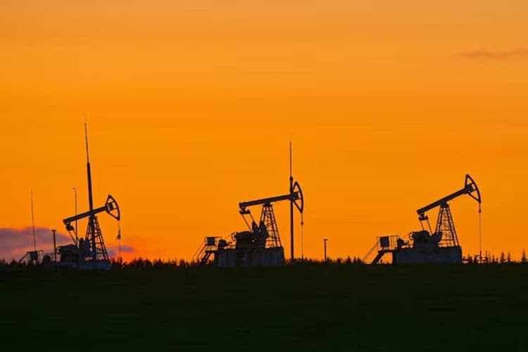 Нефть упала из-за роста запасов в США до почти годового максимума